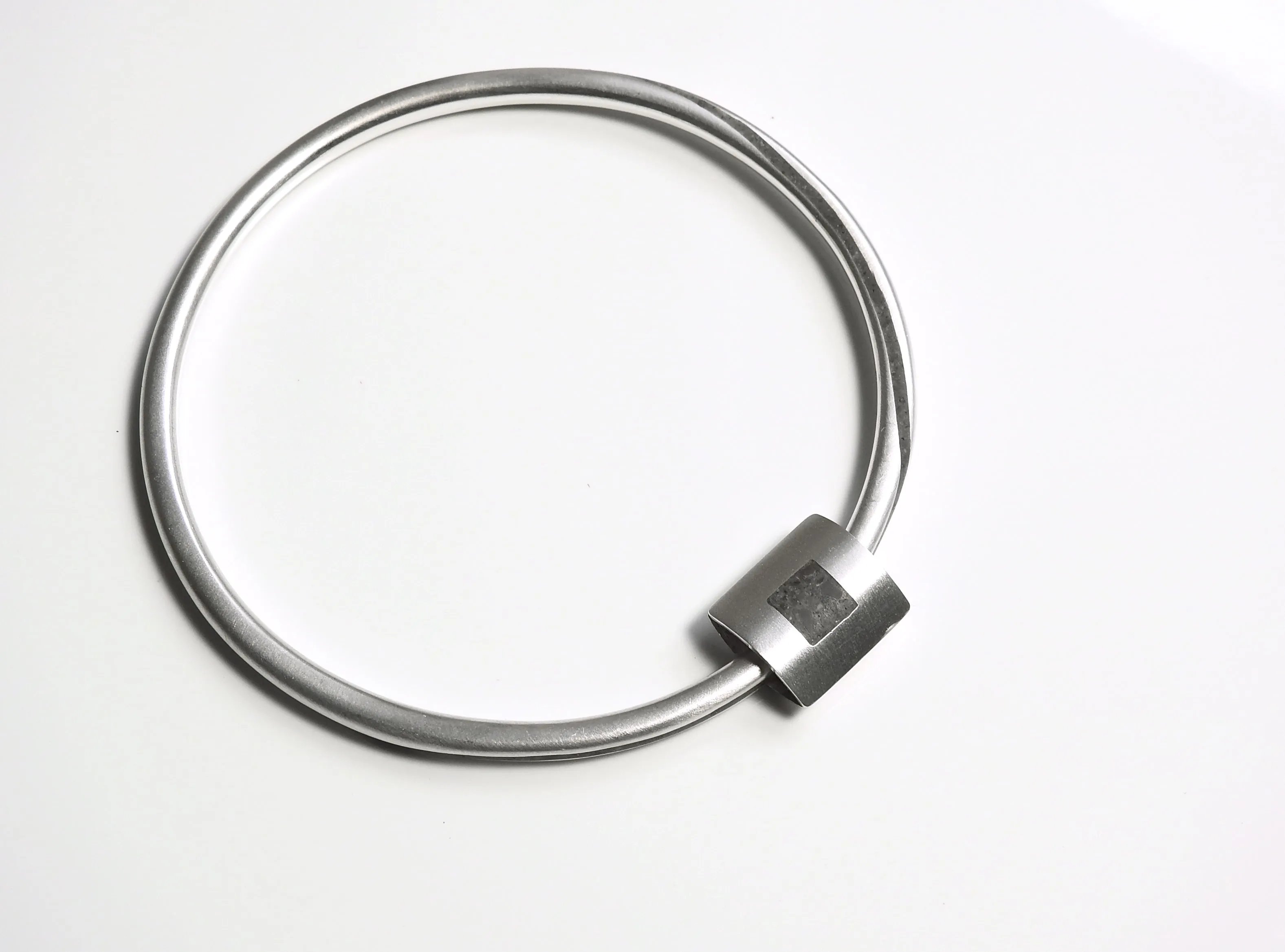 Limestone inlay bangle with floater